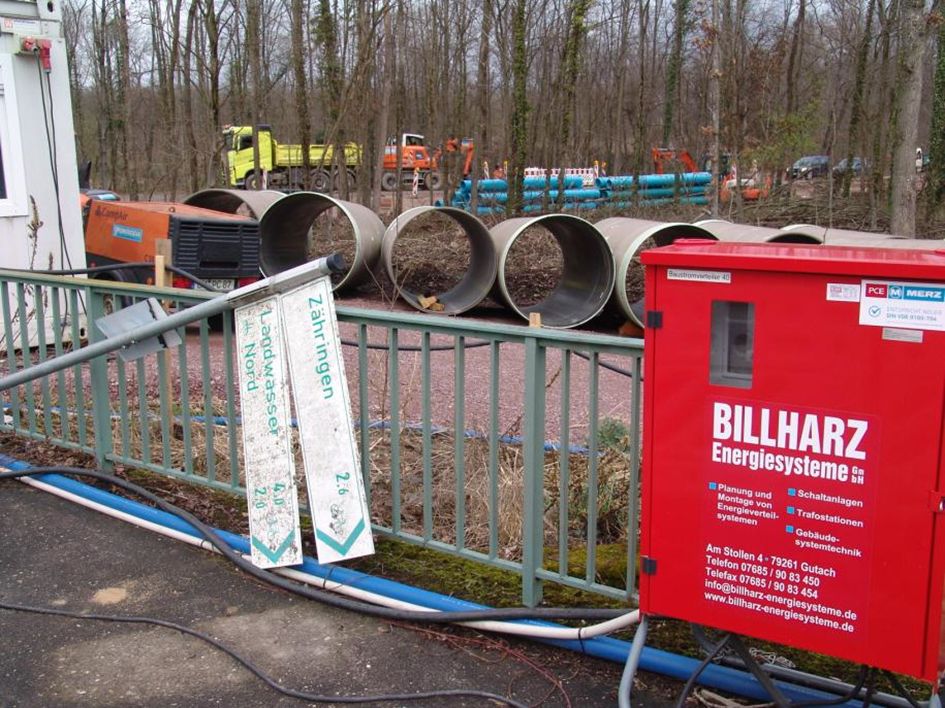 Großbaustelle an der Eichelbuckstraße am 13. März 2024. Zu sehen sind die neuen Kanalrohre, die die alten Kanalrohre ersetzen sollen.  Die alten Kanalrohre waren durch aggressive Abwässer zerfressen worden. Um Platz für die Baustelle zu schaffen, mussten großflächig  Bäume gefällt werden. (Foto: regioWASSER e.V.)